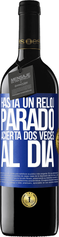 39,95 € Envío gratis | Vino Tinto Edición RED MBE Reserva Hasta un reloj parado acierta dos veces al día Etiqueta Azul. Etiqueta personalizable Reserva 12 Meses Cosecha 2015 Tempranillo