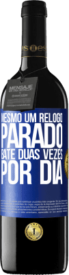 39,95 € Envio grátis | Vinho tinto Edição RED MBE Reserva Mesmo um relógio parado bate duas vezes por dia Etiqueta Azul. Etiqueta personalizável Reserva 12 Meses Colheita 2015 Tempranillo