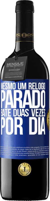 39,95 € Envio grátis | Vinho tinto Edição RED MBE Reserva Mesmo um relógio parado bate duas vezes por dia Etiqueta Azul. Etiqueta personalizável Reserva 12 Meses Colheita 2016 Tempranillo