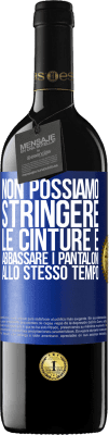 39,95 € Spedizione Gratuita | Vino rosso Edizione RED MBE Riserva Non possiamo stringere le cinture e abbassare i pantaloni allo stesso tempo Etichetta Blu. Etichetta personalizzabile Riserva 12 Mesi Raccogliere 2014 Tempranillo