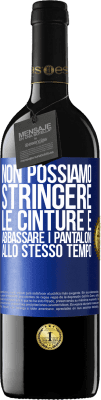 39,95 € Spedizione Gratuita | Vino rosso Edizione RED MBE Riserva Non possiamo stringere le cinture e abbassare i pantaloni allo stesso tempo Etichetta Blu. Etichetta personalizzabile Riserva 12 Mesi Raccogliere 2016 Tempranillo