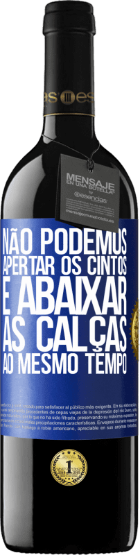 39,95 € Envio grátis | Vinho tinto Edição RED MBE Reserva Não podemos apertar os cintos e abaixar as calças ao mesmo tempo Etiqueta Azul. Etiqueta personalizável Reserva 12 Meses Colheita 2015 Tempranillo