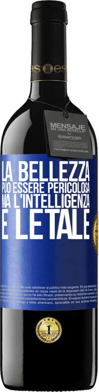 39,95 € Spedizione Gratuita | Vino rosso Edizione RED MBE Riserva La bellezza può essere pericolosa, ma l'intelligenza è letale Etichetta Blu. Etichetta personalizzabile Riserva 12 Mesi Raccogliere 2015 Tempranillo