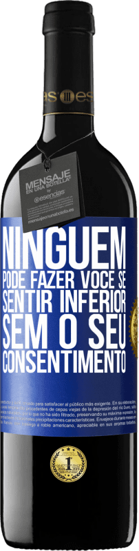 39,95 € Envio grátis | Vinho tinto Edição RED MBE Reserva Ninguém pode fazer você se sentir inferior sem o seu consentimento Etiqueta Azul. Etiqueta personalizável Reserva 12 Meses Colheita 2015 Tempranillo