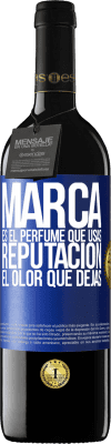 39,95 € Envío gratis | Vino Tinto Edición RED MBE Reserva Marca es el perfume que usas. Reputación, el olor que dejas Etiqueta Azul. Etiqueta personalizable Reserva 12 Meses Cosecha 2014 Tempranillo