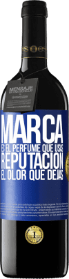 39,95 € Envío gratis | Vino Tinto Edición RED MBE Reserva Marca es el perfume que usas. Reputación, el olor que dejas Etiqueta Azul. Etiqueta personalizable Reserva 12 Meses Cosecha 2015 Tempranillo