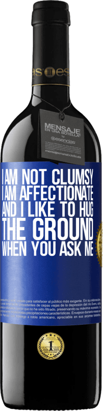 39,95 € Free Shipping | Red Wine RED Edition MBE Reserve I am not clumsy, I am affectionate, and I like to hug the ground when you ask me Blue Label. Customizable label Reserve 12 Months Harvest 2015 Tempranillo