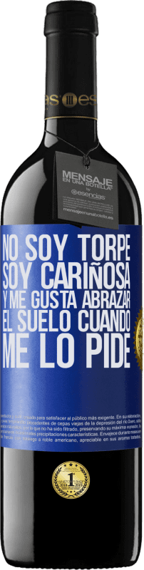 39,95 € Envío gratis | Vino Tinto Edición RED MBE Reserva No soy torpe, soy cariñosa, y me gusta abrazar el suelo cuando me lo pide Etiqueta Azul. Etiqueta personalizable Reserva 12 Meses Cosecha 2015 Tempranillo