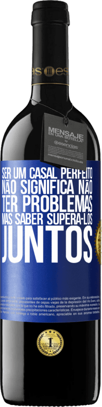 39,95 € Envio grátis | Vinho tinto Edição RED MBE Reserva Ser um casal perfeito não significa não ter problemas, mas saber superá-los juntos Etiqueta Azul. Etiqueta personalizável Reserva 12 Meses Colheita 2015 Tempranillo