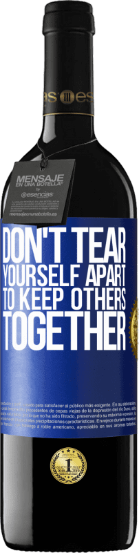 39,95 € 免费送货 | 红酒 RED版 MBE 预订 不要把自己分开以保持别人在一起 蓝色标签. 可自定义的标签 预订 12 个月 收成 2016 Tempranillo