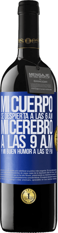 39,95 € Envío gratis | Vino Tinto Edición RED MBE Reserva Mi cuerpo se despierta a las 6 a.m. Mi cerebro a las 9 a.m. y mi buen humor a las 12 p.m Etiqueta Azul. Etiqueta personalizable Reserva 12 Meses Cosecha 2015 Tempranillo