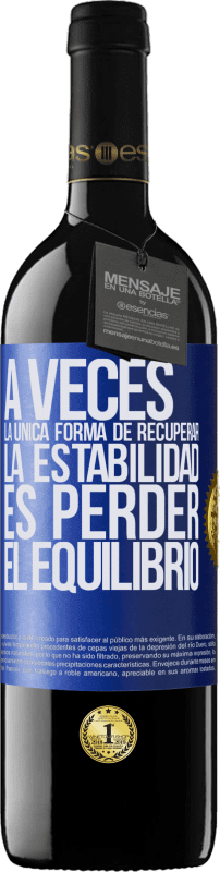 39,95 € Envío gratis | Vino Tinto Edición RED MBE Reserva A veces, la única forma de recuperar la estabilidad, es perder el equilibrio Etiqueta Azul. Etiqueta personalizable Reserva 12 Meses Cosecha 2015 Tempranillo