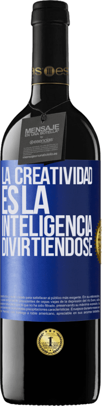 39,95 € Envío gratis | Vino Tinto Edición RED MBE Reserva La creatividad es la inteligencia divirtiéndose Etiqueta Azul. Etiqueta personalizable Reserva 12 Meses Cosecha 2014 Tempranillo