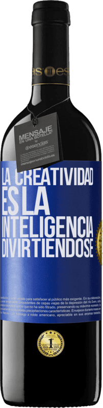 39,95 € Envío gratis | Vino Tinto Edición RED MBE Reserva La creatividad es la inteligencia divirtiéndose Etiqueta Azul. Etiqueta personalizable Reserva 12 Meses Cosecha 2015 Tempranillo