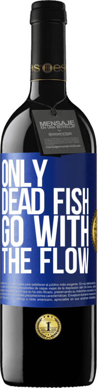 39,95 € 免费送货 | 红酒 RED版 MBE 预订 只有死鱼才能顺其自然 蓝色标签. 可自定义的标签 预订 12 个月 收成 2014 Tempranillo
