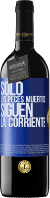 39,95 € Envío gratis | Vino Tinto Edición RED MBE Reserva Sólo los peces muertos siguen la corriente Etiqueta Azul. Etiqueta personalizable Reserva 12 Meses Cosecha 2014 Tempranillo