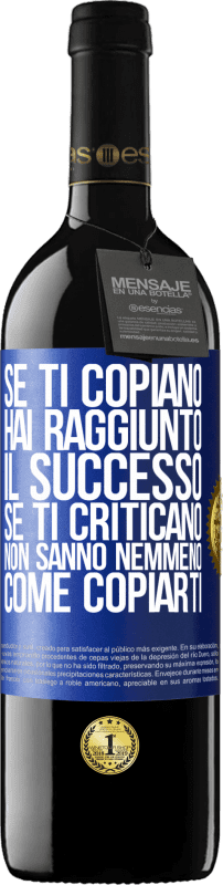 39,95 € Spedizione Gratuita | Vino rosso Edizione RED MBE Riserva Se ti copiano, hai raggiunto il successo. Se ti criticano, non sanno nemmeno come copiarti Etichetta Blu. Etichetta personalizzabile Riserva 12 Mesi Raccogliere 2015 Tempranillo