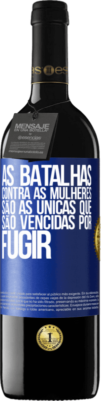 39,95 € Envio grátis | Vinho tinto Edição RED MBE Reserva As batalhas contra as mulheres são as únicas que são vencidas por fugir Etiqueta Azul. Etiqueta personalizável Reserva 12 Meses Colheita 2015 Tempranillo