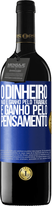 39,95 € Envio grátis | Vinho tinto Edição RED MBE Reserva O dinheiro não é ganho pelo trabalho, é ganho pelo pensamento Etiqueta Azul. Etiqueta personalizável Reserva 12 Meses Colheita 2015 Tempranillo