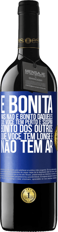 39,95 € Envio grátis | Vinho tinto Edição RED MBE Reserva É bonita. Mas não é bonito daqueles que você tem perto e suspira. Bonito dos outros, que você tem longe e não tem ar Etiqueta Azul. Etiqueta personalizável Reserva 12 Meses Colheita 2015 Tempranillo