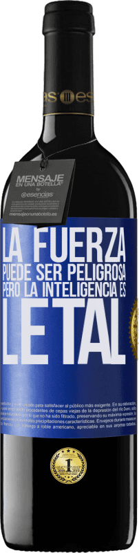 39,95 € Envío gratis | Vino Tinto Edición RED MBE Reserva La fuerza puede ser peligrosa, pero la inteligencia es letal Etiqueta Azul. Etiqueta personalizable Reserva 12 Meses Cosecha 2015 Tempranillo