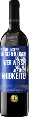 39,95 € Kostenloser Versand | Rotwein RED Ausgabe MBE Reserve Es sind unsere Entscheidungen die zeigen, wer wir sind, viel mehr als unsere Fähigkeiten Blaue Markierung. Anpassbares Etikett Reserve 12 Monate Ernte 2015 Tempranillo