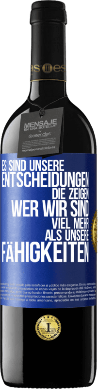 39,95 € Kostenloser Versand | Rotwein RED Ausgabe MBE Reserve Es sind unsere Entscheidungen die zeigen, wer wir sind, viel mehr als unsere Fähigkeiten Blaue Markierung. Anpassbares Etikett Reserve 12 Monate Ernte 2016 Tempranillo