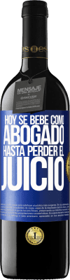 39,95 € Envío gratis | Vino Tinto Edición RED MBE Reserva Hoy se bebe como abogado. Hasta perder el juicio Etiqueta Azul. Etiqueta personalizable Reserva 12 Meses Cosecha 2014 Tempranillo