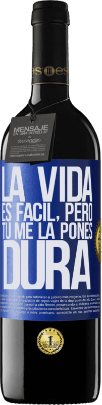 39,95 € Envío gratis | Vino Tinto Edición RED MBE Reserva La vida es fácil, pero tú me la pones dura Etiqueta Azul. Etiqueta personalizable Reserva 12 Meses Cosecha 2015 Tempranillo