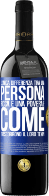 39,95 € Spedizione Gratuita | Vino rosso Edizione RED MBE Riserva L'unica differenza tra una persona ricca e una povera è come trascorrono il loro tempo Etichetta Blu. Etichetta personalizzabile Riserva 12 Mesi Raccogliere 2015 Tempranillo