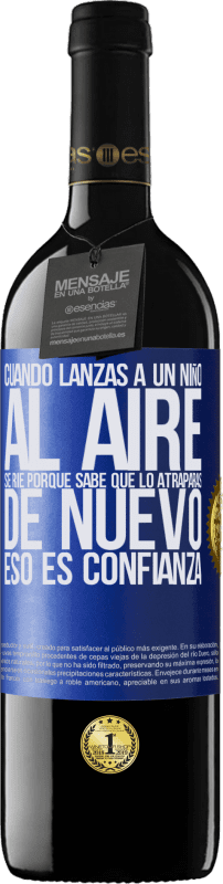 39,95 € Envío gratis | Vino Tinto Edición RED MBE Reserva Cuando lanzas a un niño al aire, se ríe porque sabe que lo atraparás de nuevo. ESO ES CONFIANZA Etiqueta Azul. Etiqueta personalizable Reserva 12 Meses Cosecha 2015 Tempranillo