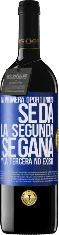 39,95 € Envío gratis | Vino Tinto Edición RED MBE Reserva La primera oportunidad se da, la segunda se gana, y la tercera no existe Etiqueta Azul. Etiqueta personalizable Reserva 12 Meses Cosecha 2015 Tempranillo