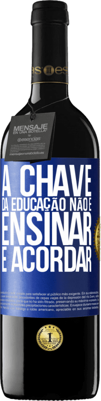 39,95 € Envio grátis | Vinho tinto Edição RED MBE Reserva A chave da educação não é ensinar, é acordar Etiqueta Azul. Etiqueta personalizável Reserva 12 Meses Colheita 2015 Tempranillo