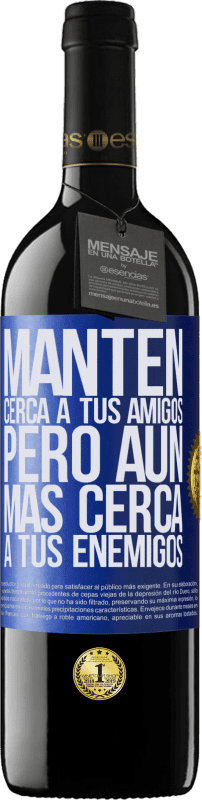 39,95 € Envío gratis | Vino Tinto Edición RED MBE Reserva Mantén cerca a tus amigos, pero aún más cerca a tus enemigos Etiqueta Azul. Etiqueta personalizable Reserva 12 Meses Cosecha 2015 Tempranillo