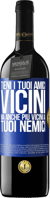 39,95 € Spedizione Gratuita | Vino rosso Edizione RED MBE Riserva Tieni i tuoi amici vicini, ma anche più vicini ai tuoi nemici Etichetta Blu. Etichetta personalizzabile Riserva 12 Mesi Raccogliere 2015 Tempranillo