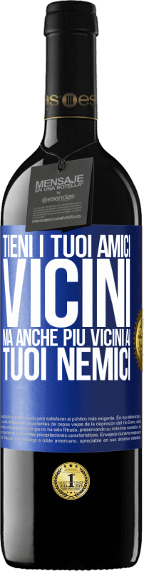 39,95 € Spedizione Gratuita | Vino rosso Edizione RED MBE Riserva Tieni i tuoi amici vicini, ma anche più vicini ai tuoi nemici Etichetta Blu. Etichetta personalizzabile Riserva 12 Mesi Raccogliere 2016 Tempranillo
