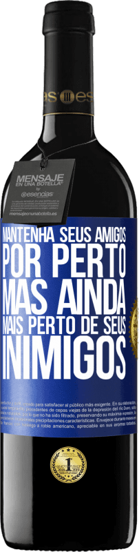39,95 € Envio grátis | Vinho tinto Edição RED MBE Reserva Mantenha seus amigos por perto, mas ainda mais perto de seus inimigos Etiqueta Azul. Etiqueta personalizável Reserva 12 Meses Colheita 2016 Tempranillo