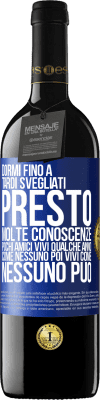 39,95 € Spedizione Gratuita | Vino rosso Edizione RED MBE Riserva Dormi fino a tardi, svegliati presto. Molte conoscenze, pochi amici. Vivi qualche anno come nessuno, poi vivi come nessuno Etichetta Blu. Etichetta personalizzabile Riserva 12 Mesi Raccogliere 2015 Tempranillo