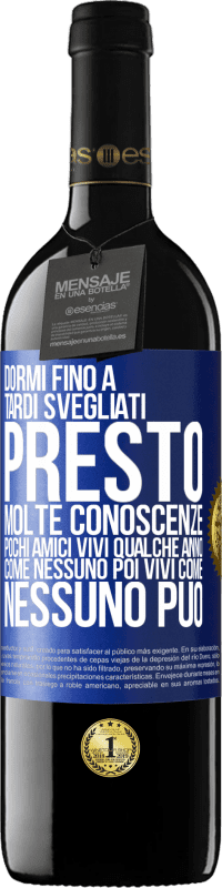 39,95 € Spedizione Gratuita | Vino rosso Edizione RED MBE Riserva Dormi fino a tardi, svegliati presto. Molte conoscenze, pochi amici. Vivi qualche anno come nessuno, poi vivi come nessuno Etichetta Blu. Etichetta personalizzabile Riserva 12 Mesi Raccogliere 2015 Tempranillo