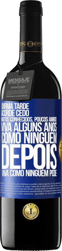 39,95 € Envio grátis | Vinho tinto Edição RED MBE Reserva Durma tarde, acorde cedo. Muitos conhecidos, poucos amigos. Viva alguns anos como ninguém, depois viva como ninguém pode Etiqueta Azul. Etiqueta personalizável Reserva 12 Meses Colheita 2015 Tempranillo