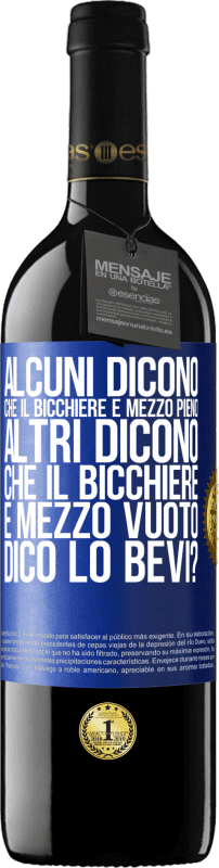 39,95 € Spedizione Gratuita | Vino rosso Edizione RED MBE Riserva Alcuni dicono che il bicchiere è mezzo pieno, altri dicono che il bicchiere è mezzo vuoto. Dico lo bevi? Etichetta Blu. Etichetta personalizzabile Riserva 12 Mesi Raccogliere 2015 Tempranillo