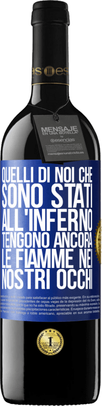 39,95 € Spedizione Gratuita | Vino rosso Edizione RED MBE Riserva Quelli di noi che sono stati all'inferno tengono ancora le fiamme nei nostri occhi Etichetta Blu. Etichetta personalizzabile Riserva 12 Mesi Raccogliere 2015 Tempranillo