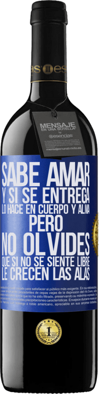 39,95 € Envío gratis | Vino Tinto Edición RED MBE Reserva Sabe amar, y si se entrega, lo hace en cuerpo y alma. Pero, no olvides, que si no se siente libre, le crecen las alas Etiqueta Azul. Etiqueta personalizable Reserva 12 Meses Cosecha 2015 Tempranillo