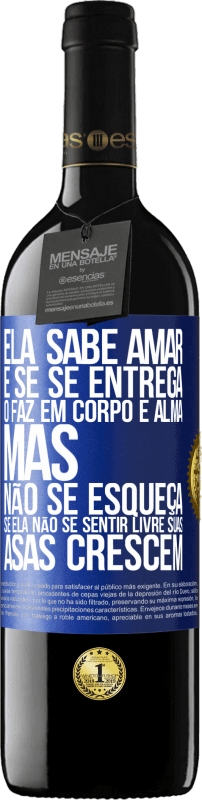 39,95 € Envio grátis | Vinho tinto Edição RED MBE Reserva Ele sabe amar e, se se entrega, o faz em corpo e alma. Mas, não se esqueça, se você não se sentir livre, suas asas crescem Etiqueta Azul. Etiqueta personalizável Reserva 12 Meses Colheita 2015 Tempranillo