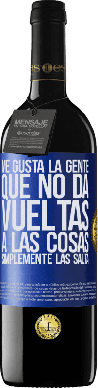 39,95 € Envío gratis | Vino Tinto Edición RED MBE Reserva Me gusta la gente que no da vueltas a las cosas, simplemente las salta Etiqueta Azul. Etiqueta personalizable Reserva 12 Meses Cosecha 2015 Tempranillo