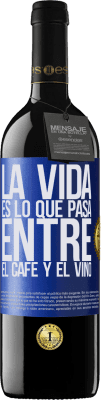 39,95 € Envío gratis | Vino Tinto Edición RED MBE Reserva La vida es lo que pasa entre el café y el vino Etiqueta Azul. Etiqueta personalizable Reserva 12 Meses Cosecha 2014 Tempranillo