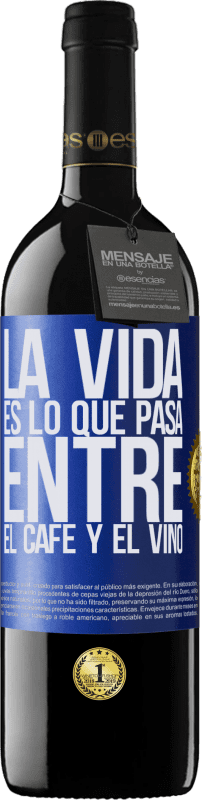 39,95 € Envío gratis | Vino Tinto Edición RED MBE Reserva La vida es lo que pasa entre el café y el vino Etiqueta Azul. Etiqueta personalizable Reserva 12 Meses Cosecha 2015 Tempranillo