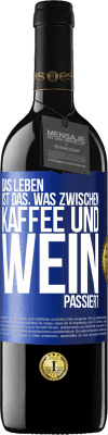 39,95 € Kostenloser Versand | Rotwein RED Ausgabe MBE Reserve Das Leben ist das, was zwischen Kaffee und Wein passiert Blaue Markierung. Anpassbares Etikett Reserve 12 Monate Ernte 2014 Tempranillo