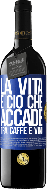 39,95 € Spedizione Gratuita | Vino rosso Edizione RED MBE Riserva La vita è ciò che accade tra caffè e vino Etichetta Blu. Etichetta personalizzabile Riserva 12 Mesi Raccogliere 2015 Tempranillo