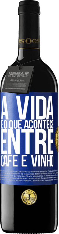 39,95 € Envio grátis | Vinho tinto Edição RED MBE Reserva A vida é o que acontece entre café e vinho Etiqueta Azul. Etiqueta personalizável Reserva 12 Meses Colheita 2014 Tempranillo